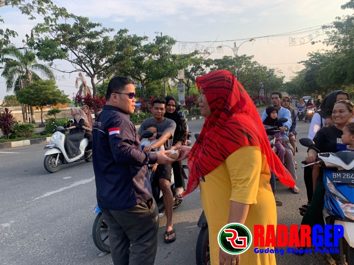 Perdana"DPC SPRI Rohul Berbagi Takjil Bagi Pengguna Jalan Untuk Buka Puasa